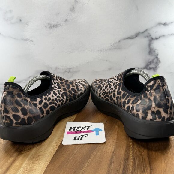 Womens size 10-Oofos OOmg eeZee Low Slip On Recovery Comfort Shoes Cheetah - Picture 5 of 9